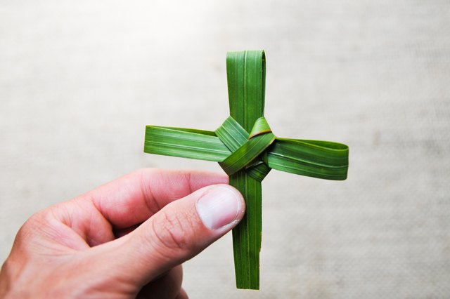 how-to-make-a-cross-from-a-palm-leaf-with-pictures