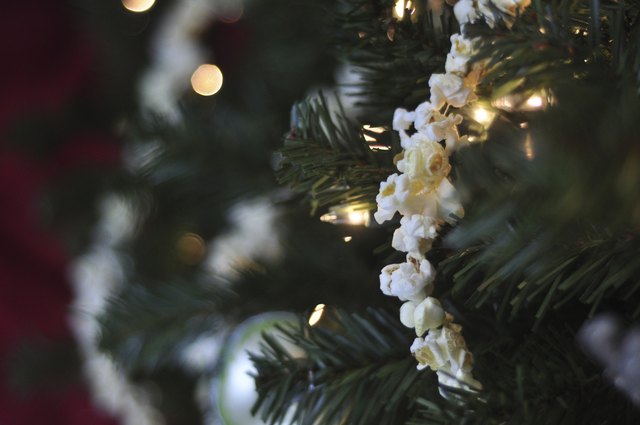 Cranberry and popcorn garland gives the tree a country chic look.