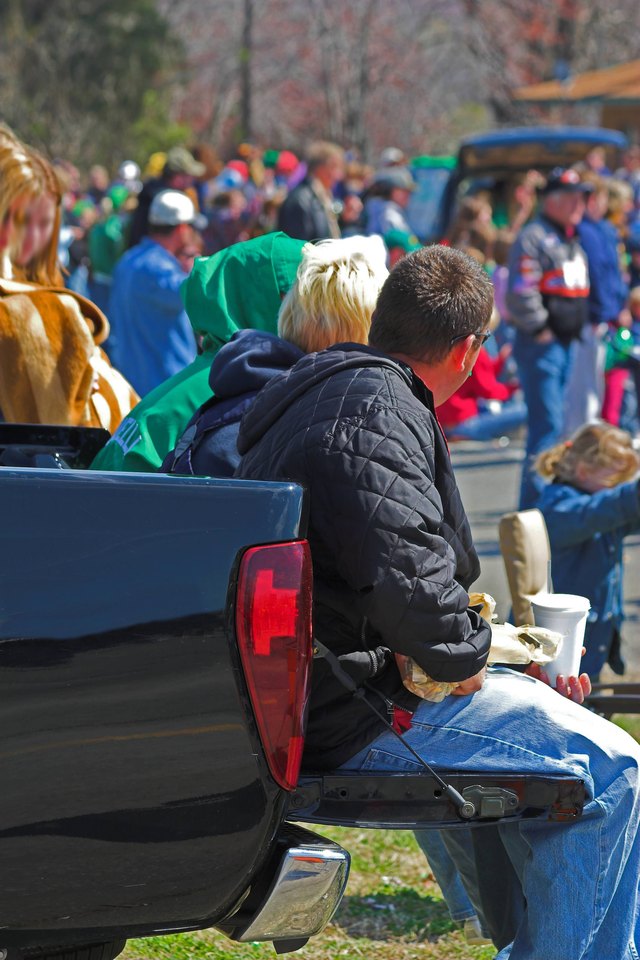 Baseball parties often take place in stadium parking lots as tailgate parties. Baseball parties often take place in stadium parking lots as tailgate parties.