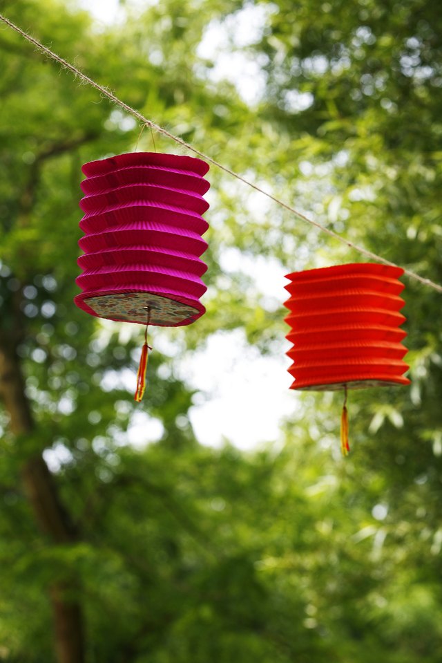 Accessories are simple like bright paper lanterns.
