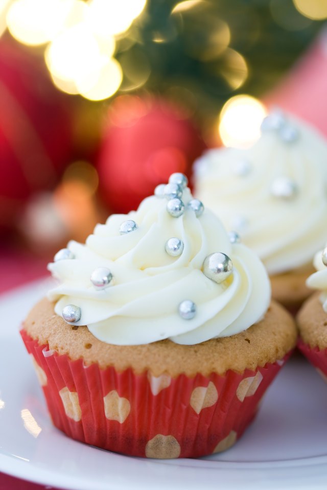 silver dragees on cupcake