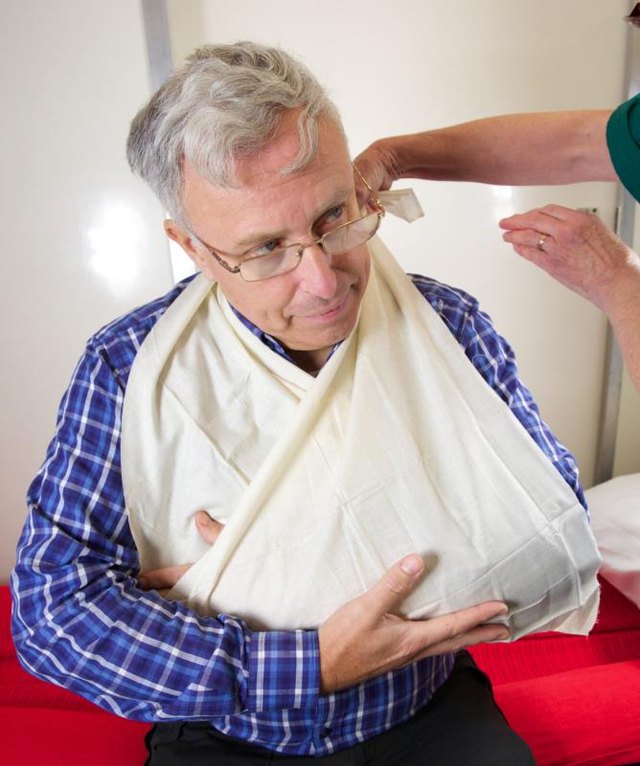 Any soft, strong cloth can be used to make a temporary arm sling. Any soft, strong cloth can be used to make a temporary arm sling.