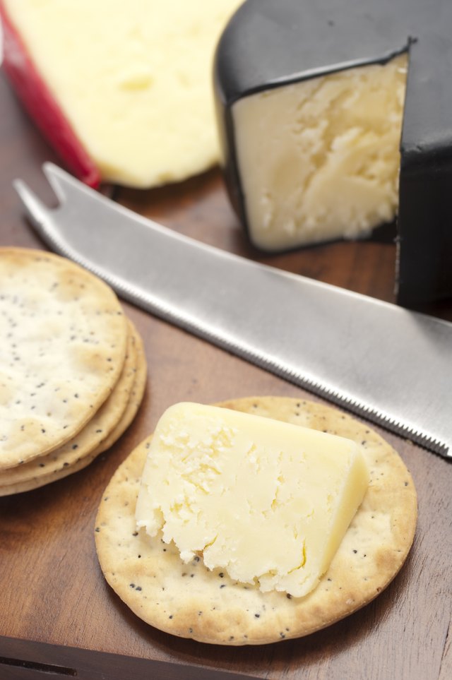 Cheese and cracker snack
