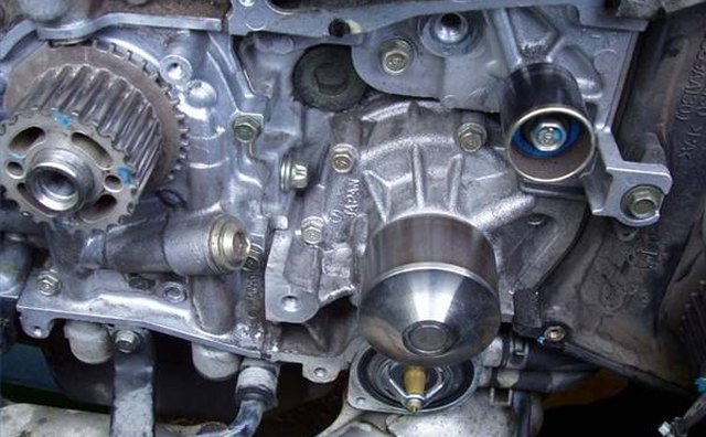 Water pump (center right) without drive belts or timing chain