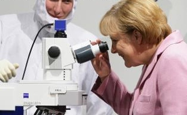 Epifluorescence microscopes shine and collect light through the same optics.