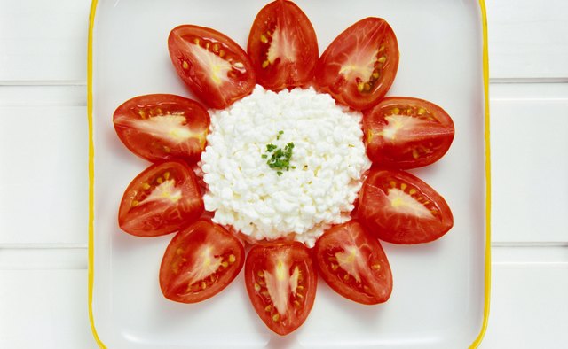 Cottage cheese with fruit or vegetables is a refreshing snack.