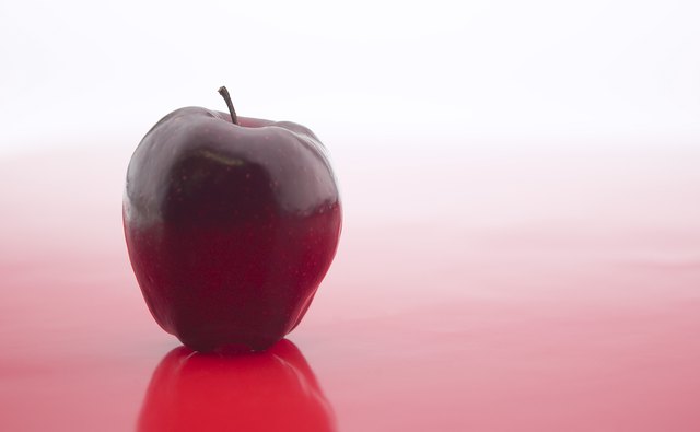 Apples are relatively sturdy fruits suitable for packing in a brown bag lunch.