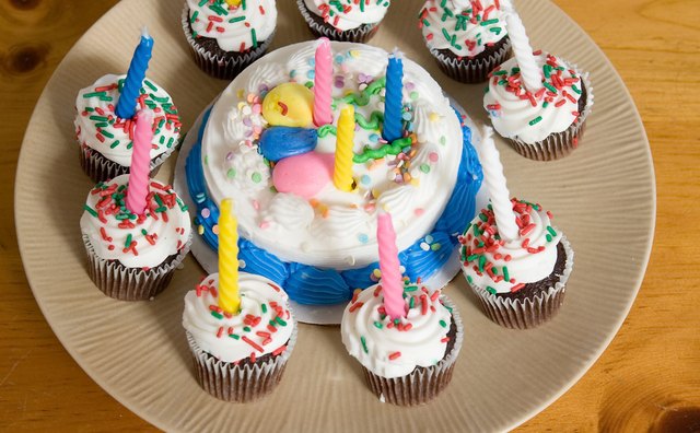 You don't need to be an artist to create this special birthday plate.