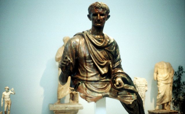 This ancient statue shows Caesar Augustus wearing tunic and mantle in the Roman style.