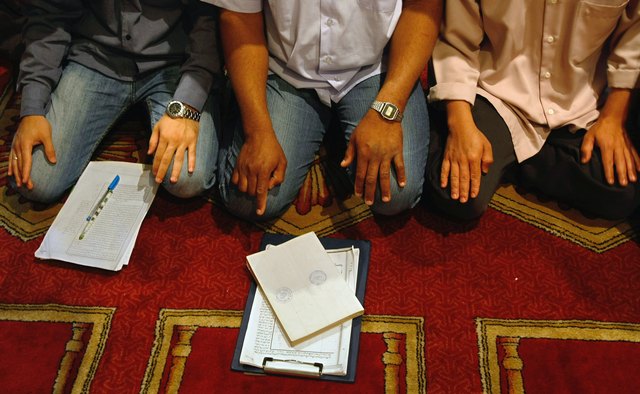 Middle Eastern markets contain both mass-produced mats and hand-woven artistic mats.