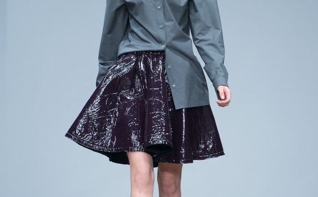 Pairing purple and dark gray can be a high-fashion look.