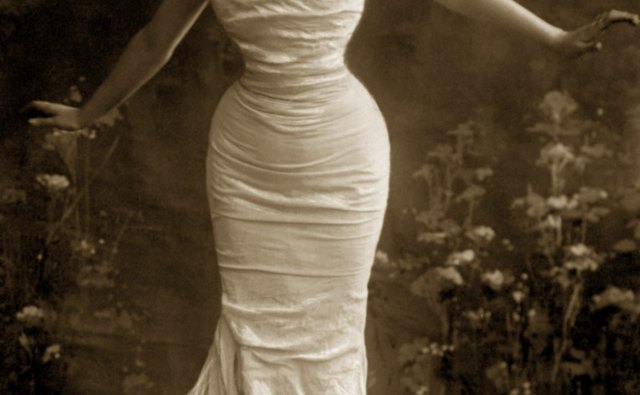The mermaid dress is most flattering on women with distinct waistlines.