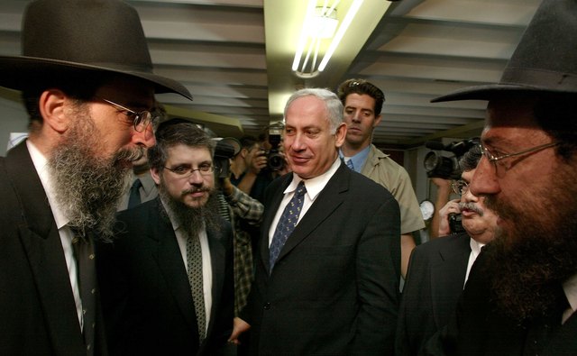 Israeli Prime Minister Binyamin Netanyahu (center) meets UItra-Orthodox rabbis.