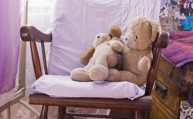 A teddy bear theme is a simple and soothing room decor idea.
