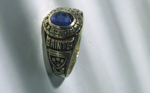 A class ring should be placed on the right ring finger.