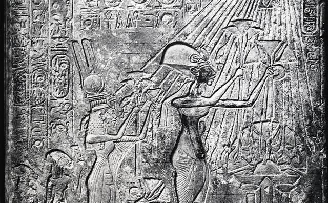 Art of the Amarna Period shows Akhenaten worshipping the sun god Aten.