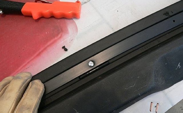 Using the rivet tool