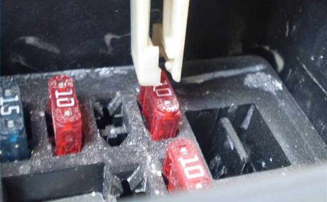 The plastic fuse puller will grip the outer edges of the fuse.