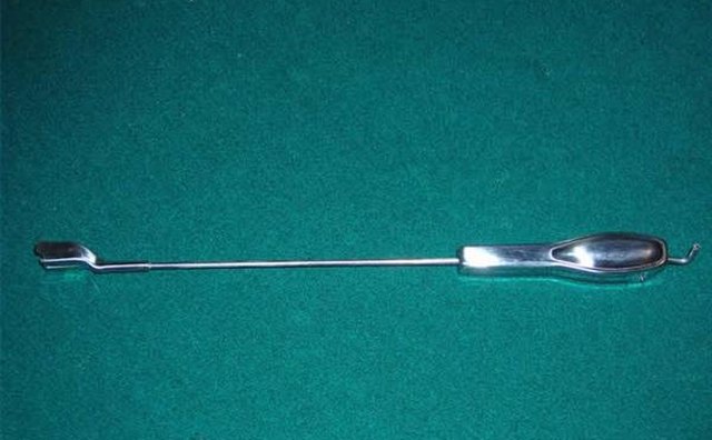 Vacuum windshield wiper