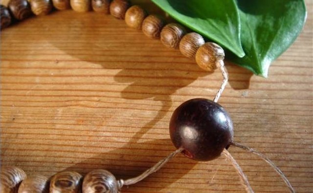 The large bead is the guru bead