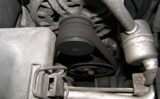 Serpentine belt drive system in a Volkswagen Jetta