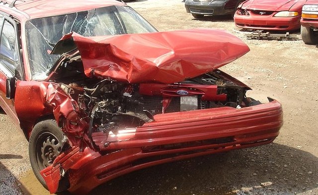The result of a head-on collision. Photo: Wikimedia Commons