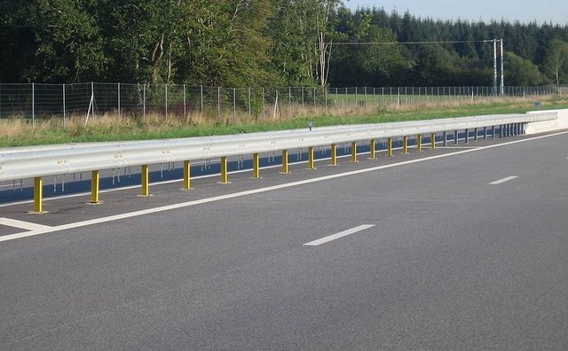 Guardrail protects drivers in a runoff. Photo: Wikimedia Commons