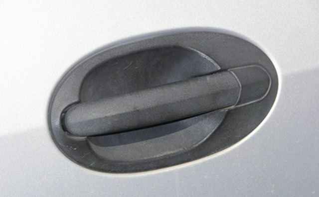 Door handle with bezel