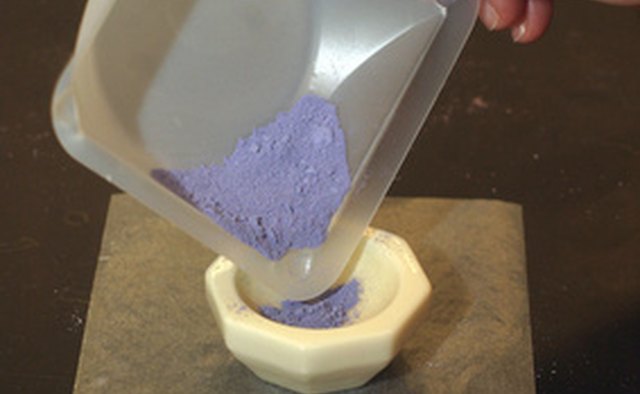 Prepare the dye bath according to the instructions.
