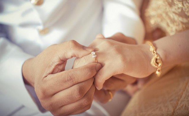 A couple is taking their wedding vows.