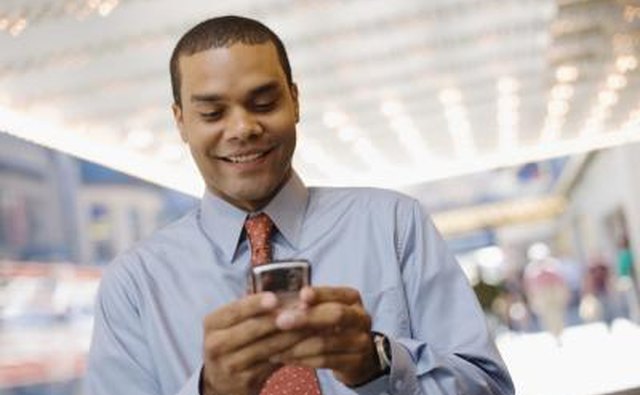 man texting his date