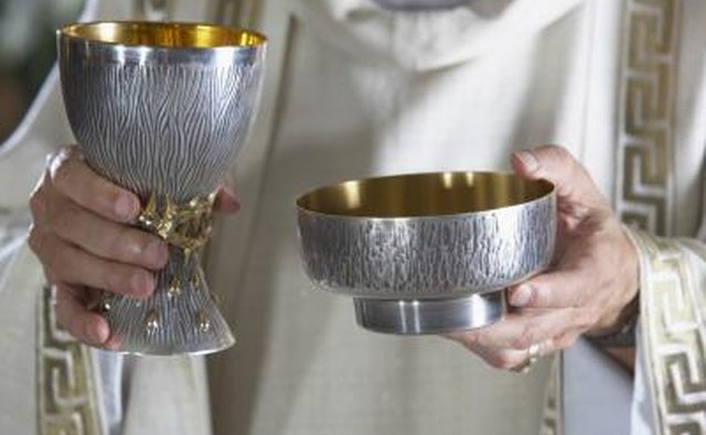 Communion may be casual and self-obtained in an Evangelical church.