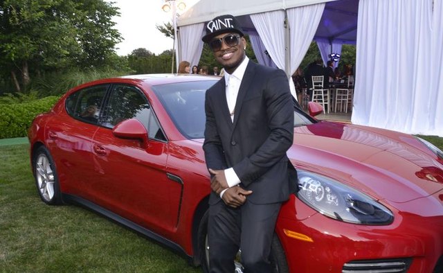 A celebrity wearing a baseball hat at a formal event.