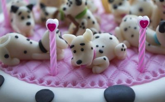Decorate a cake with animals.