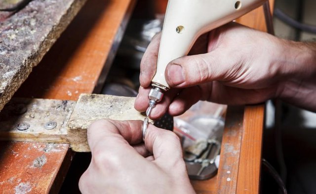 Engraving jewelry