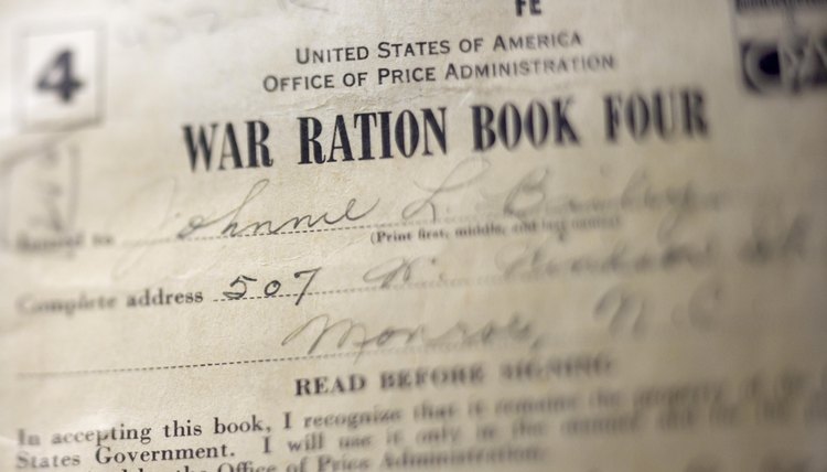 How did hoover's and roosevelt's approaches to handling the great depression differ?