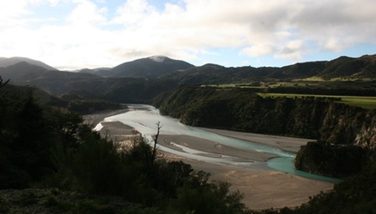 features-of-a-flood-plain-sciencing