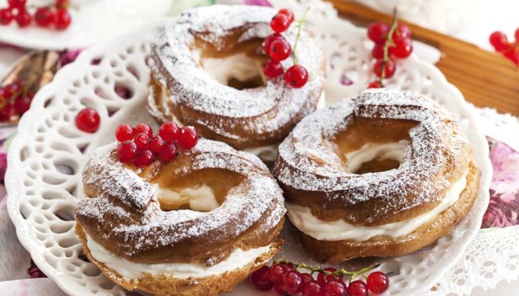 Close-up of French cream puff rings