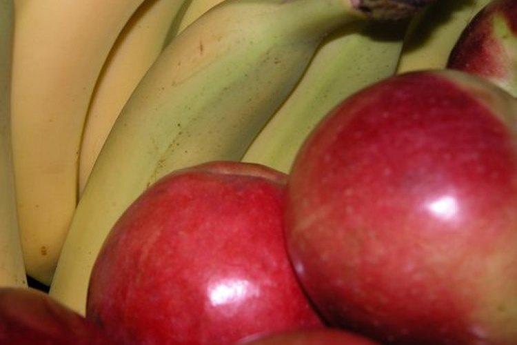 La manzana, la papaya y el plátano alivian el malestar producido por la colitis.