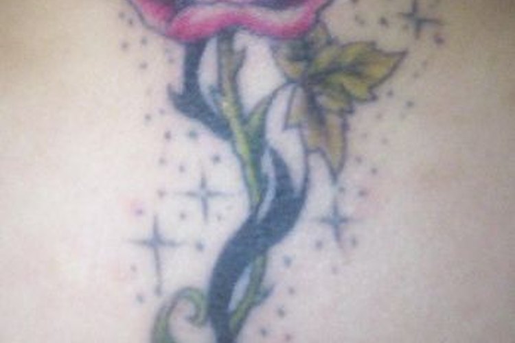 Convierte una imagen en blanco y negro en un tatuaje temporal.