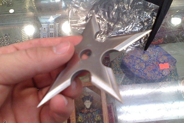 Una estrella arrojadiza de cinco puntas. Los shuriken vienen en muchas formas.