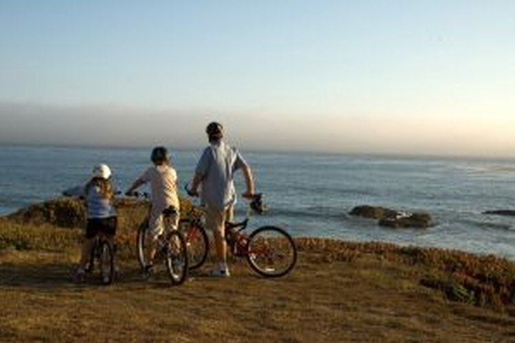 Paseen en bicicleta juntos.