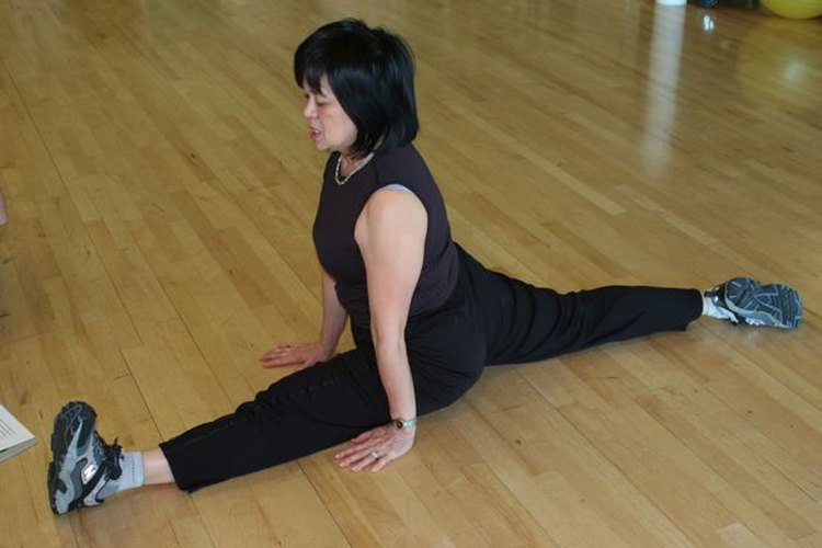 Puedes mejorar tu flexibilidad si practicas abrirte de piernas regularmente.