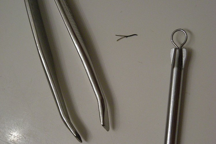 Desinfecta las pinzas antes de utilizarlas para evitar una infección.