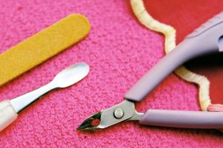 Cuida las uñas de tus manos para prevenir los padrastros.
