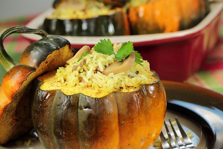 Una calabaza rellena es el tributo perfecto a la cosecha de otoño y a tu amigo vegetariano o vegano.