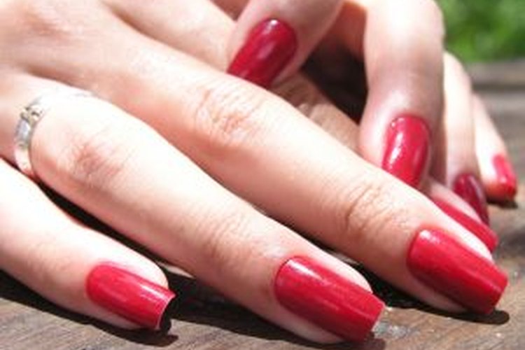 Puedes tener uñas hermosamente pintadas en tu hogar.