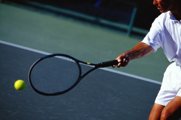 Jugar al tenis involucra un alto grado de coordinación mano ojo.