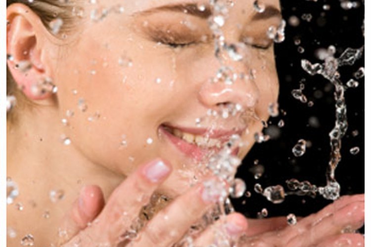 Disfrutando de un baño facial a vapor