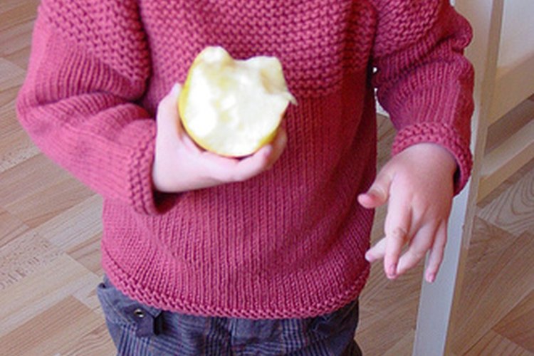 Espera a que el sistema digestivo del niño madure, antes de ofrecerle alimentos que le provoquen gases.
